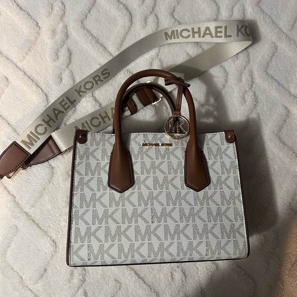 Michale kors purse! Brand new!!. Comes with cross body strap!